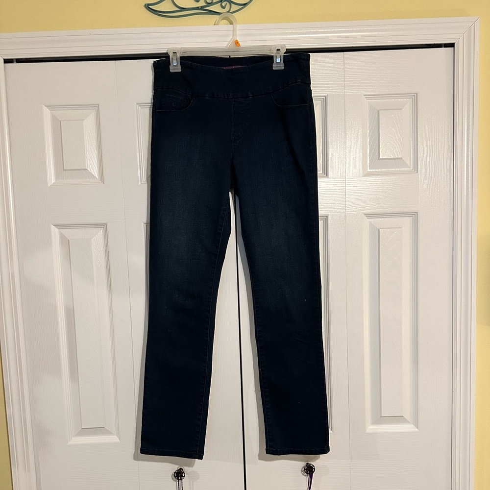 NWOT! Gloria Vanderbilt Dark Blue Straight Leg Pull Up Jeans. Size 8